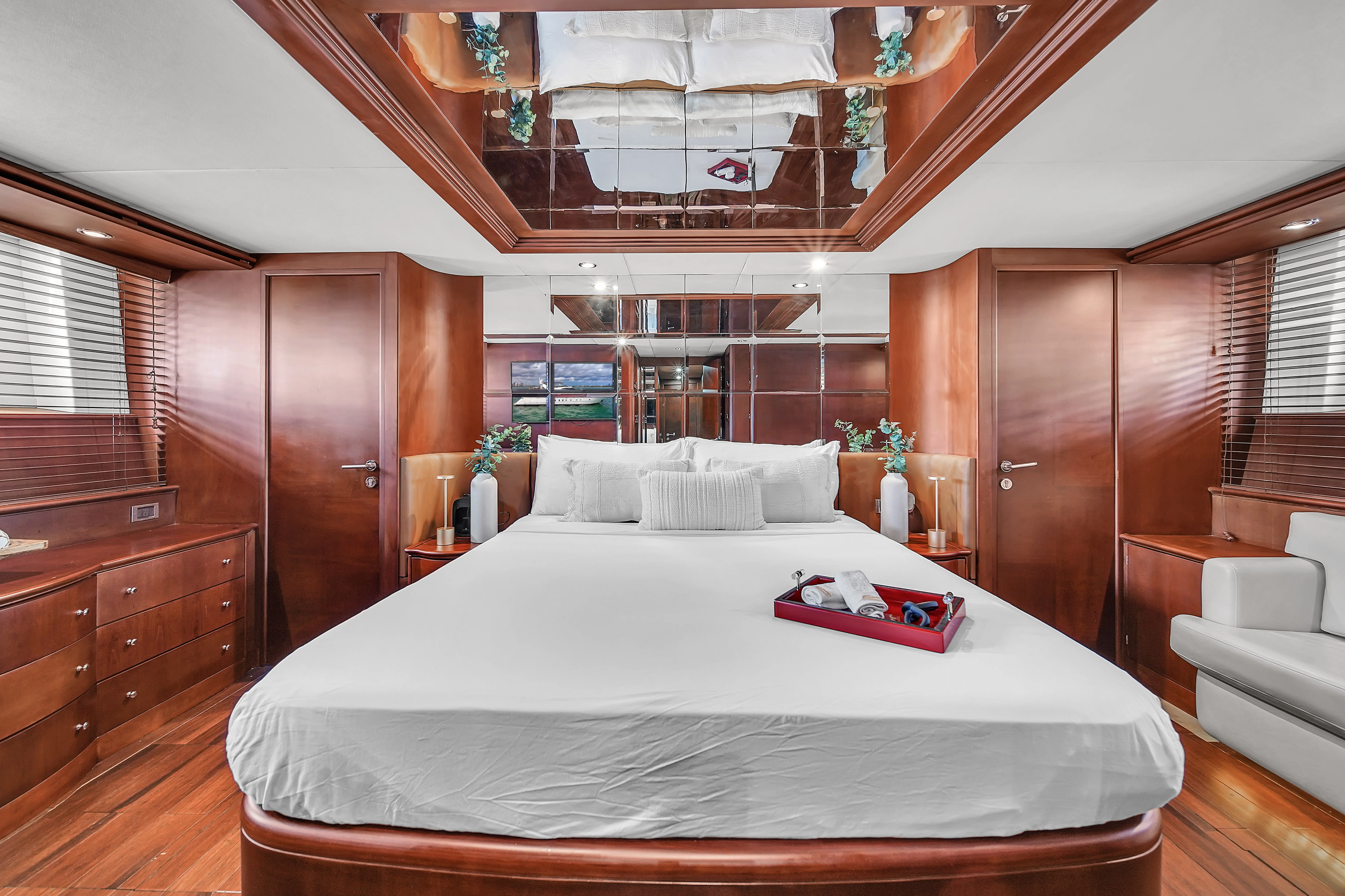 105ft Azimut Daniela salon details